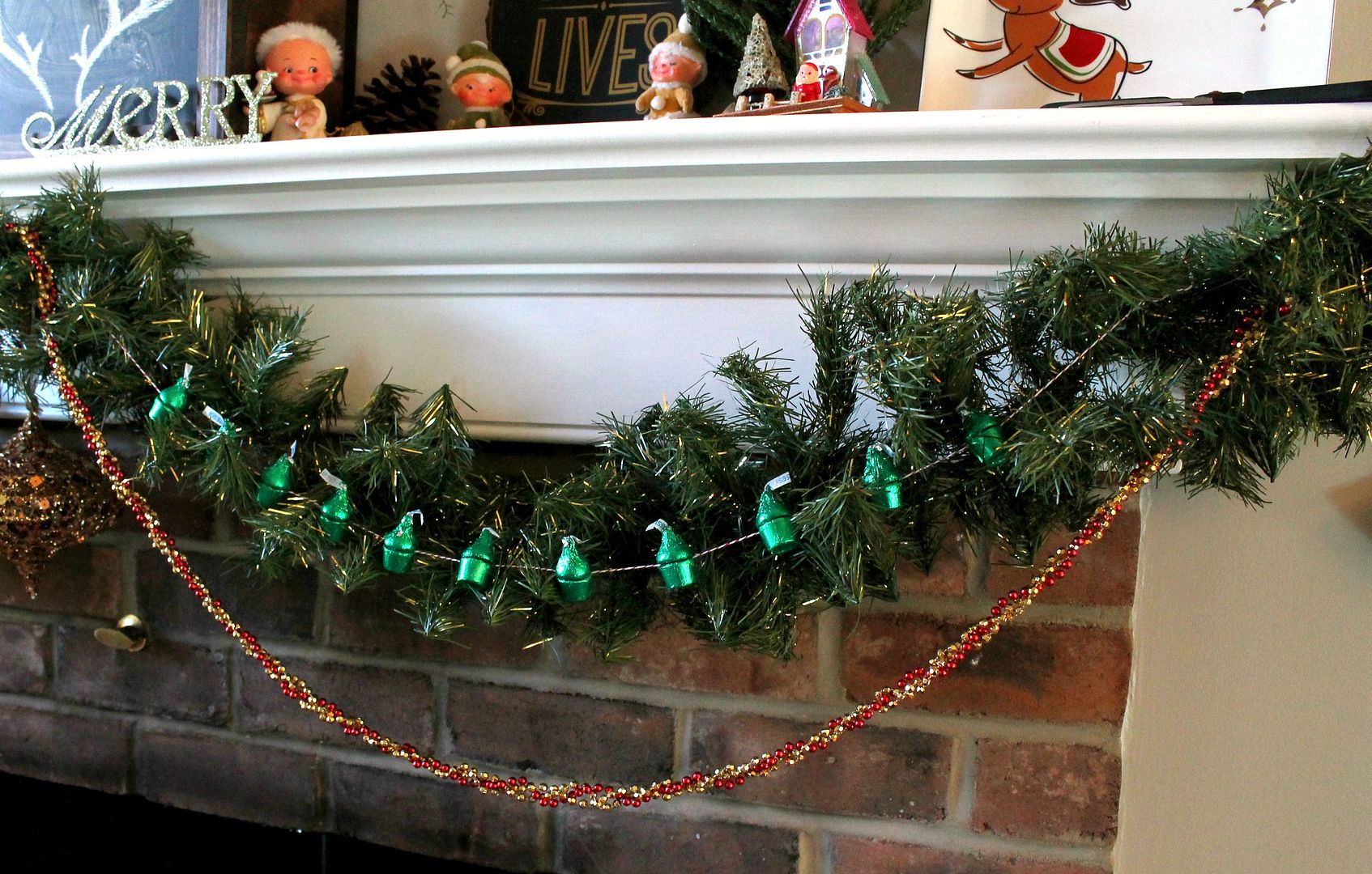 This is a great craft to do with kids! Use Hershey's kisses and Rolos to make a Christmas Tree garland! SO easy! 