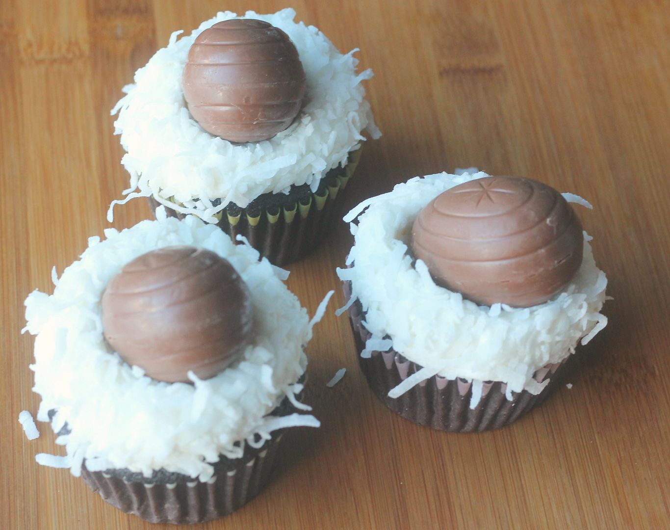 These bunny butt cupcakes made out of Cadbury Cream Eggs are the cutest things! So easy to make for Easter and the kids will love them!